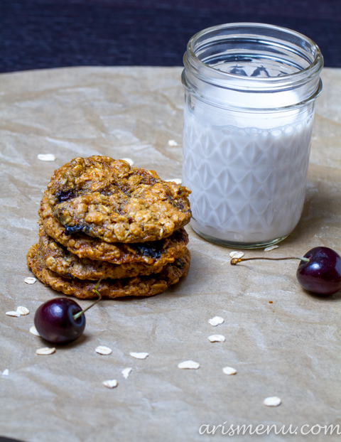 Peanut Butter Oatmeal Cookies with Dark Chocolate, Cherries & Coconut #vegan #glutenfree
