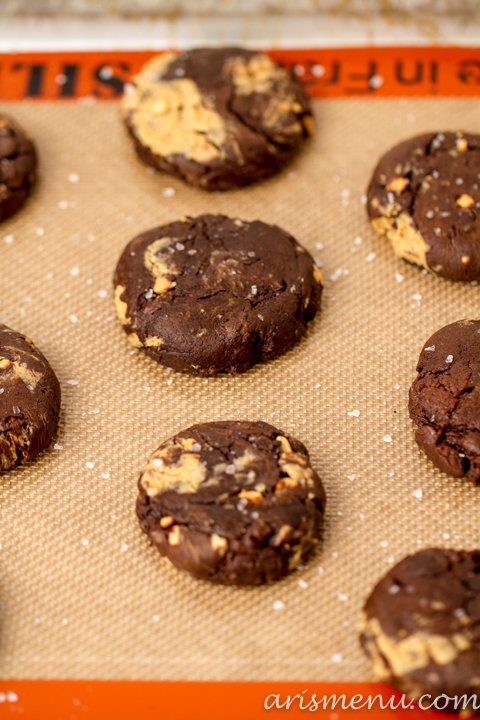 Salted Triple Chocolate Peanut Butter Swirled Brownie Cookies #vegan via www.arismenu.com