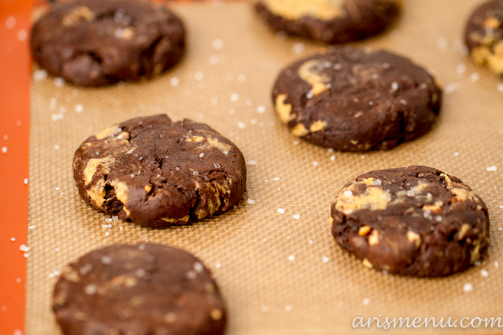 Salted Triple Chocolate Peanut Butter Swirled Brownie Cookies #vegan via www.arismenu.com