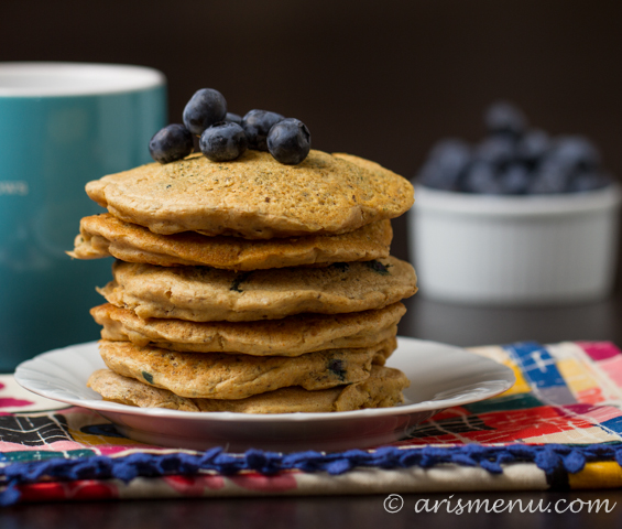 Whole Wheat Blueberry Pancakes #vegan via arismenu.com