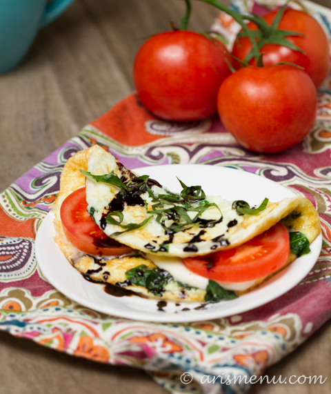 Spinach Caprese Omelet: A quick, easy, veggie & protein packed breakfast, lunch or dinner