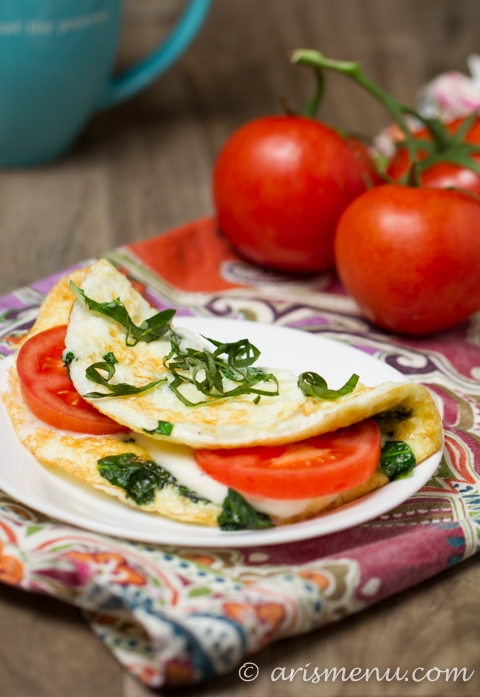 Spinach Caprese Omelet: A quick, easy, veggie & protein packed breakfast, lunch or dinner