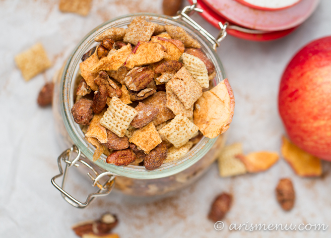 4 Ingredient, Ridiculously Easy Apple Cinnamon Snack Mix