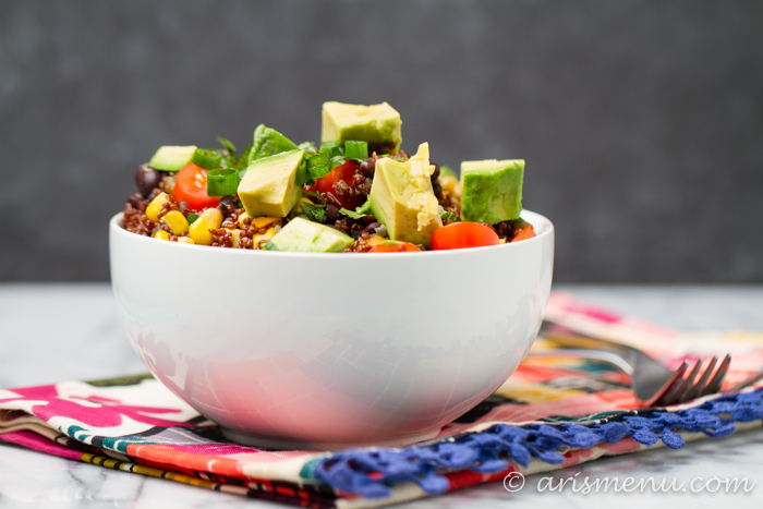 Southwest Quinoa Bowls : A super healthy, easy and delicious vegan and gluten-free option with TONS of flavor and veggies!