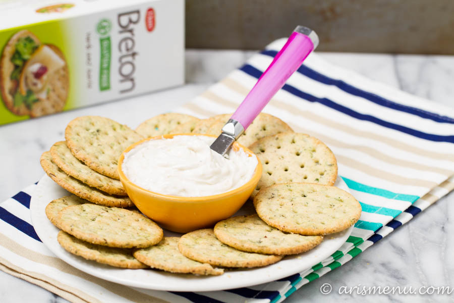 Honey Goat Cheese Spread: Smooth, creamy, sweet and tangy--the perfect spread to jazz up your crackers!