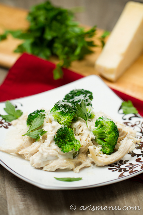 This lightened up version of one of your favorite Italian meals gets even better because the slow cooker does all the work! Crockpot Chicken Alfredo