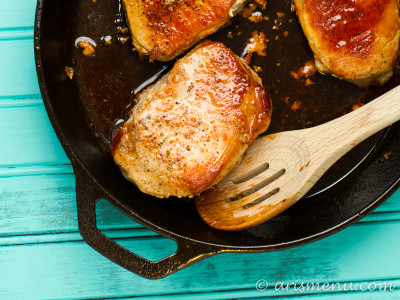 Honey Sriracha Skillet Pork Chops: Super easy, 4 ingredient dinner with the perfect combination of sweet and spicy. Sriracha fans will love this simple, healthy dinner!