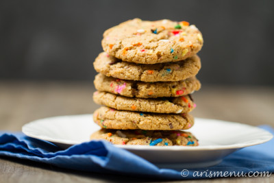 Browned Butter Funfetti Cookies: Crunchy on the outside, soft and chewy on the inside bakery-style cookies with fluffy cream cheese frosting